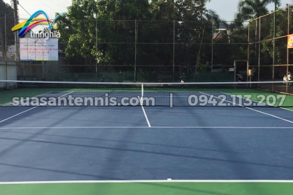 Sửa chữa và sơn lại sân tennis của anh Thắng