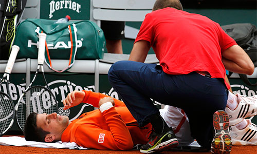 Djokovic cắn răng, nhịn đau vào vòng ba Roland Garros