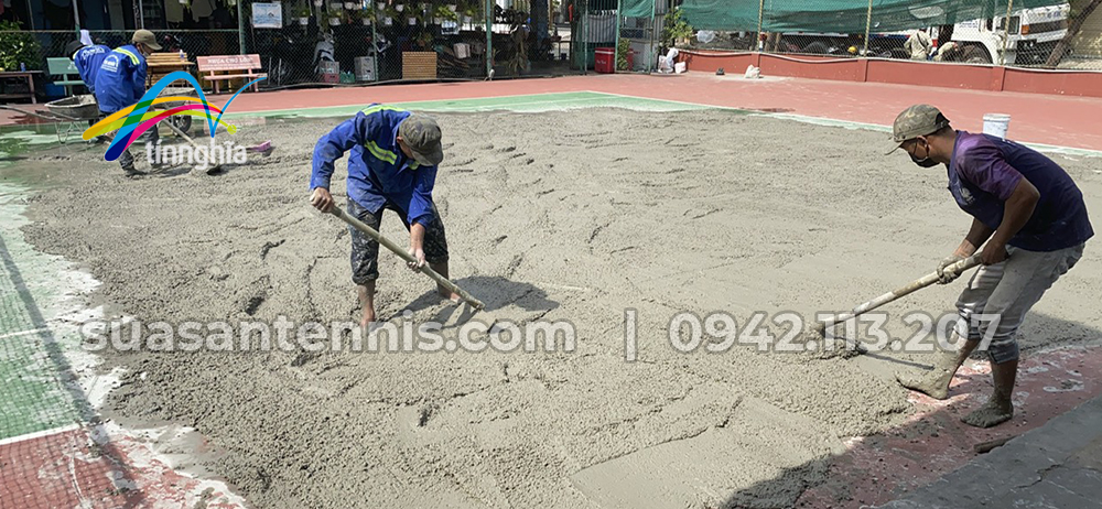 Hiện trường sửa chữa và sơn lại hệ thống sơn Decoturf 4 lớp sân tennis Vườn Lan (Ảnh thực tế do Tín Nghĩa chụp)