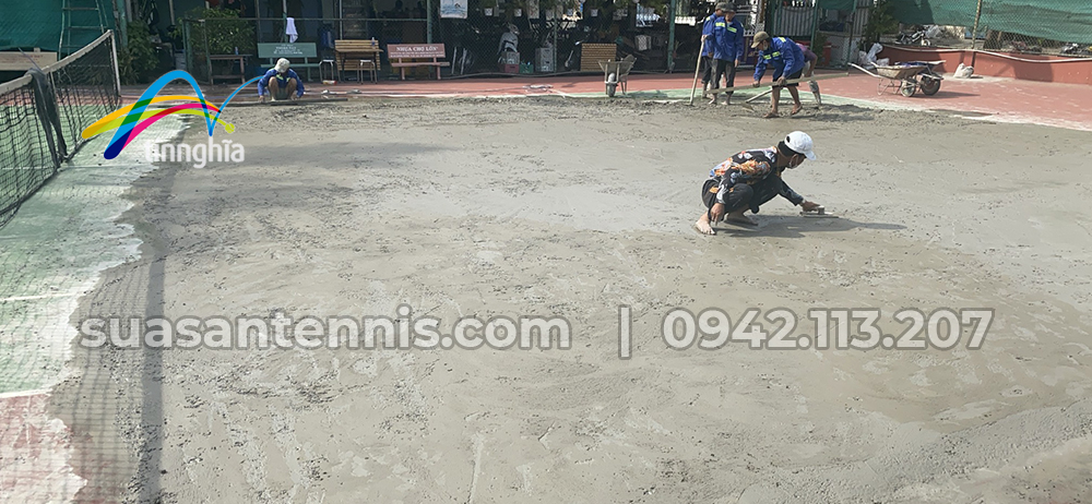 Hiện trường sửa chữa và sơn lại hệ thống sơn Decoturf 4 lớp sân tennis Vườn Lan (Ảnh thực tế do Tín Nghĩa chụp)