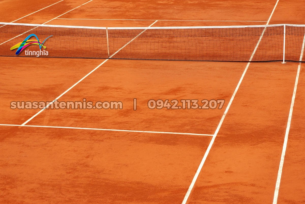 Bề mặt sân tennis ảnh hưởng như thế nào đến phong cách chơi tennis?