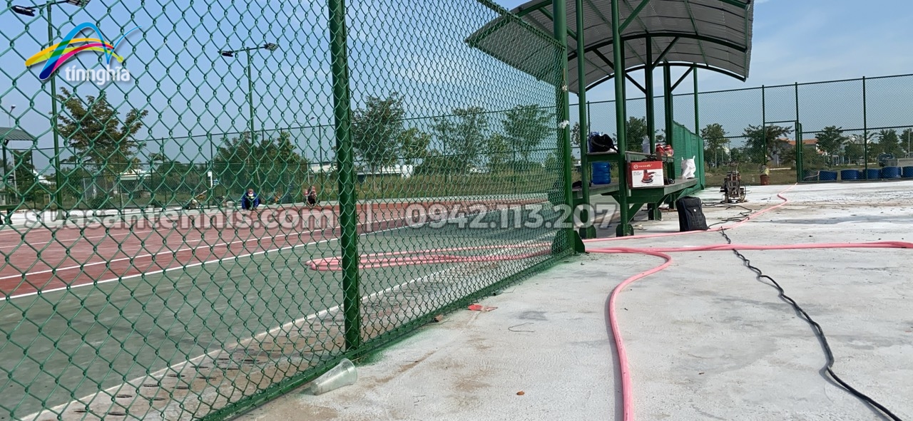 3 sân tennis ở Khu thể thao Huyện Hồng Ngự Đồng Tháp trước khi sửa chữa 2