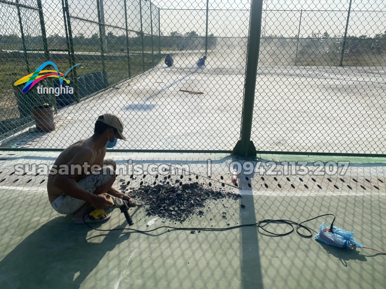 sửa chữa 3 sân tennis bị làm sai quy trình và chống thấm sai cách ở Khu thể thao Huyện Hồng Ngự 1