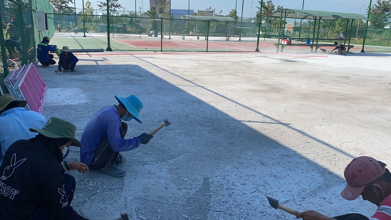 sửa chữa 3 sân tennis bị làm sai quy trình và chống thấm sai cách ở Khu thể thao Huyện Hồng Ngự 4